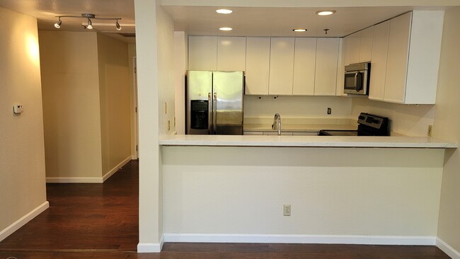 kitchen w/stainless steel appliances & quartz counters - 411 Park Ave