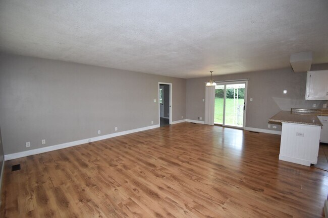 Building Photo - 2 Bedroom Pet Friendly Home For Rent!
