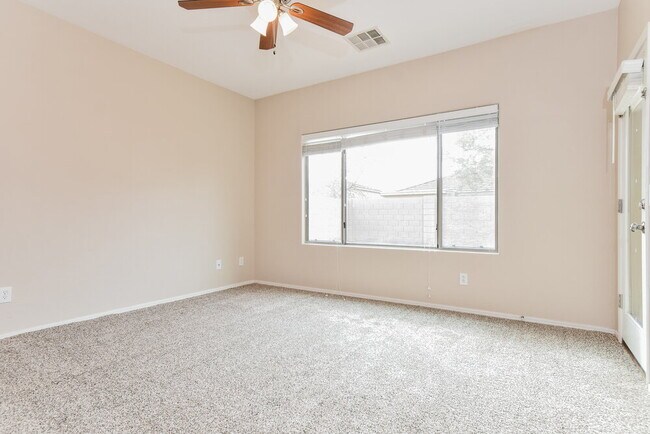 Foto del edificio - 15629 W MacKenzie Dr