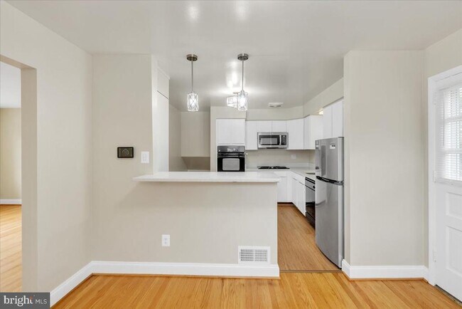 Building Photo - 664 S Greenbrier St