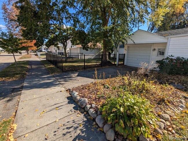 Foto del edificio - 1103 Mclean Ave