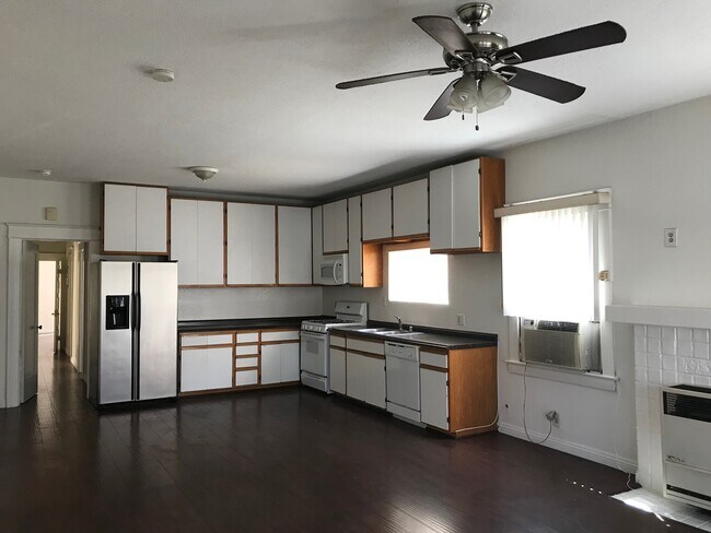 Building Photo - 832 S Catalina St