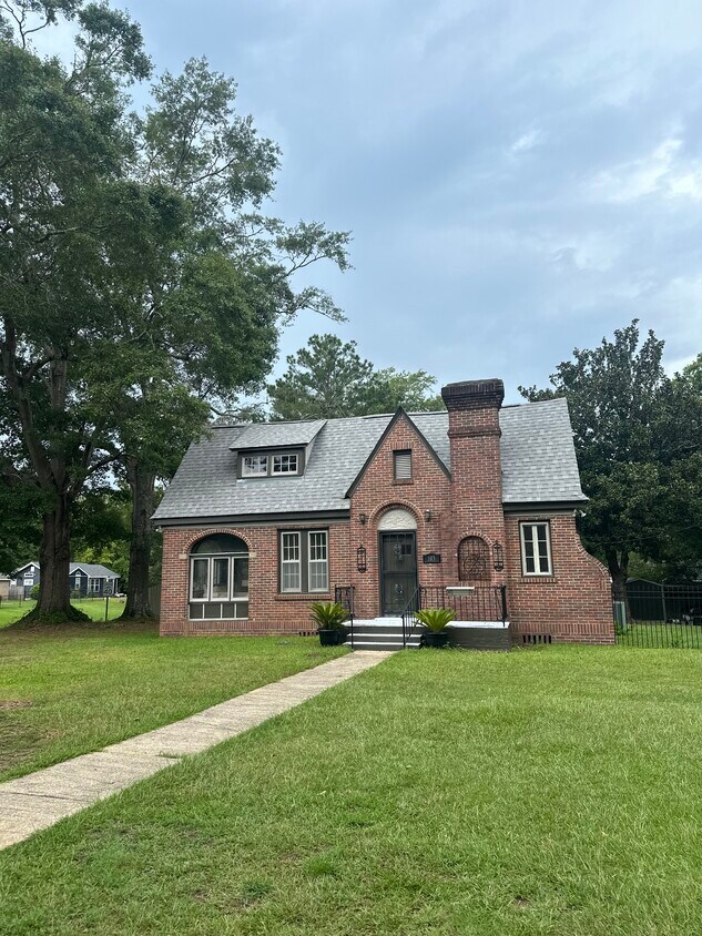 Primary Photo - 103 N Pine St