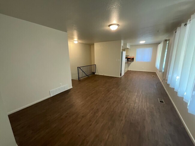 Foto del edificio - 4 Bedroom 2 Bath Duplex- Dog Friendly