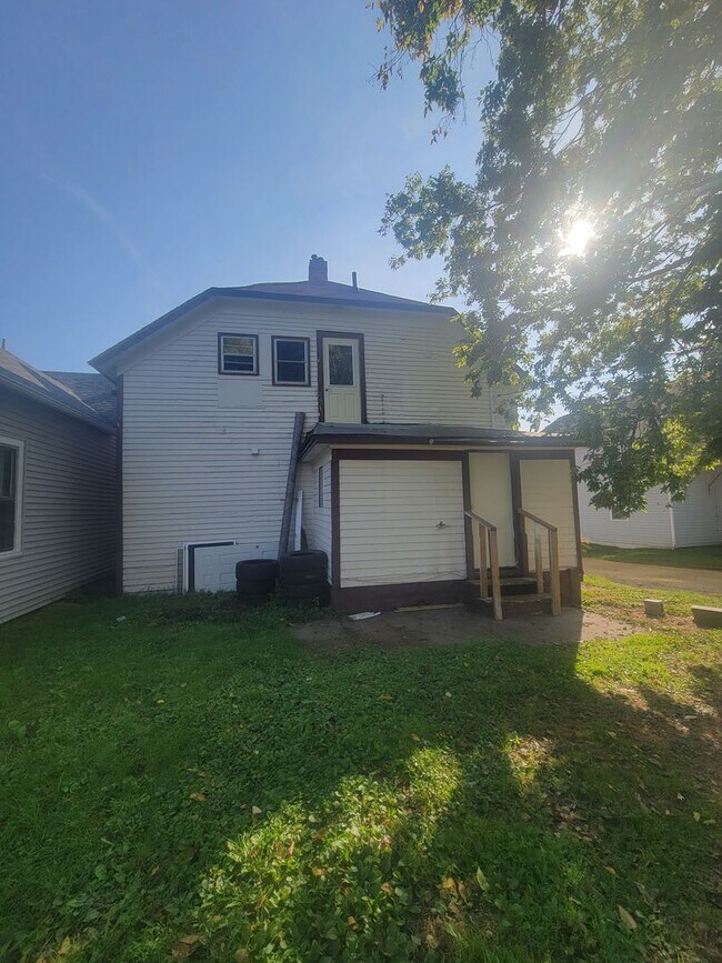 Building Photo - 736 Hobart St