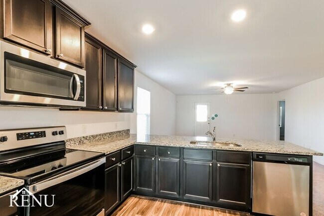Building Photo - 101 Fox Glen Trl