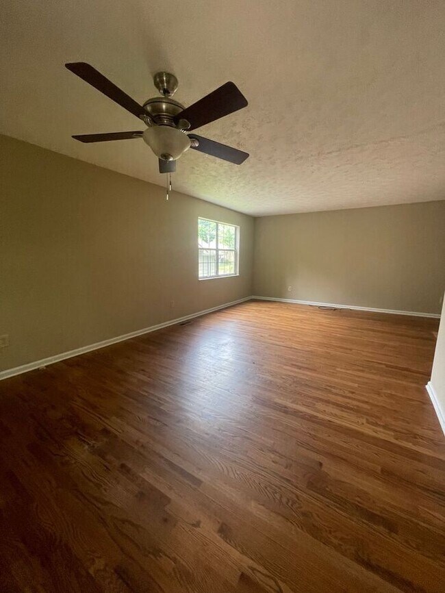 Foto del edificio - 3 bed, 2 bath, 2 car garage ranch style home with fenced yard.