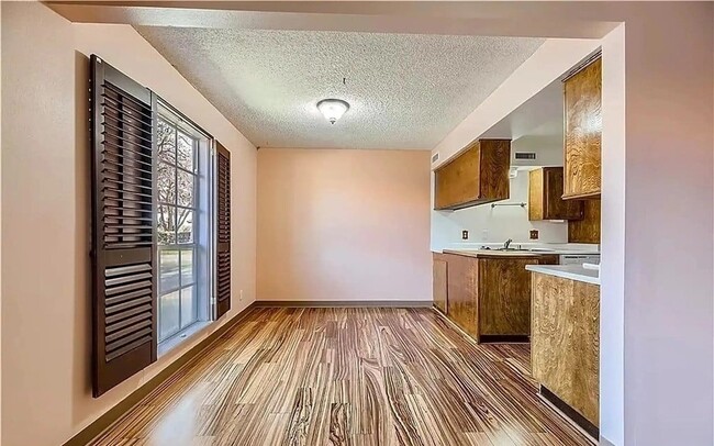 Building Photo - 3045 Pinehurst Dr