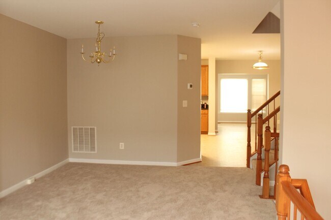 Foto del edificio - Beautiful 3-Level Townhouse with Finished Basement & Garage