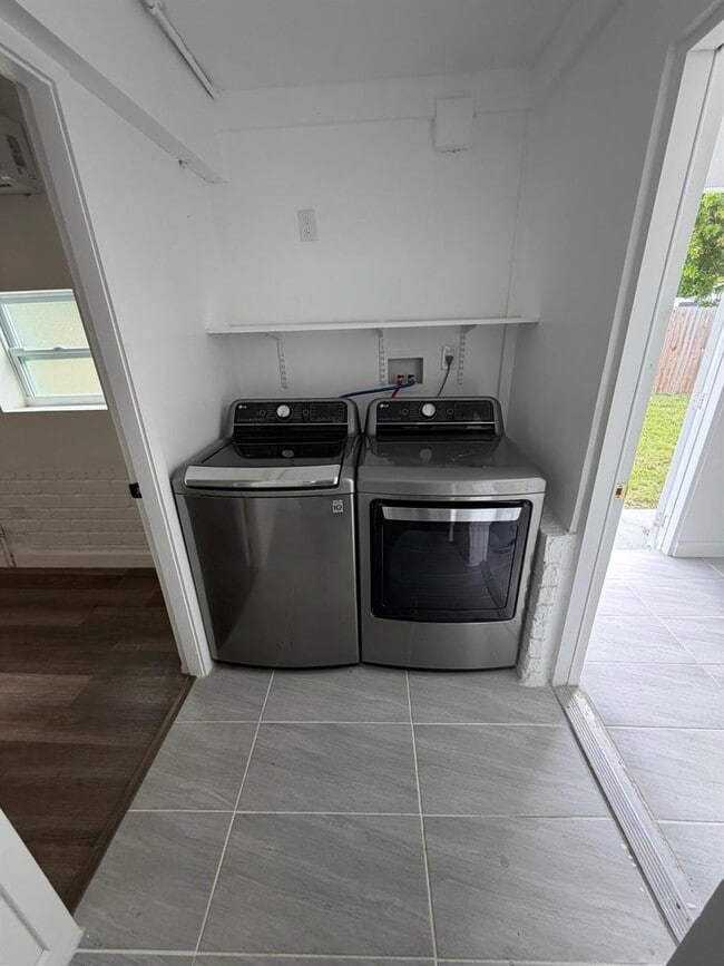 Foto del edificio - Northeast 7th Avenue, Pompano Beach, FL 33064 - 5 BR 3 BA house