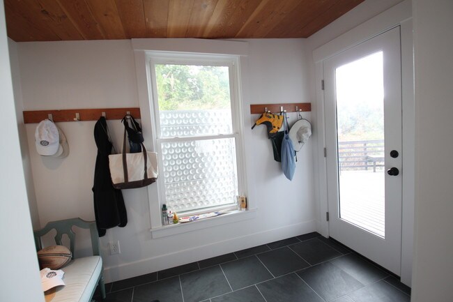 Foto del edificio - 28721 Manzanita Beach Rd SW