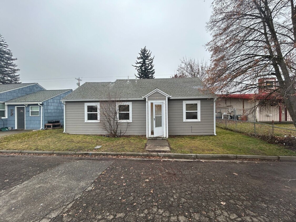 Primary Photo - Charming 2 bed/ 1 bath house with fenced y...