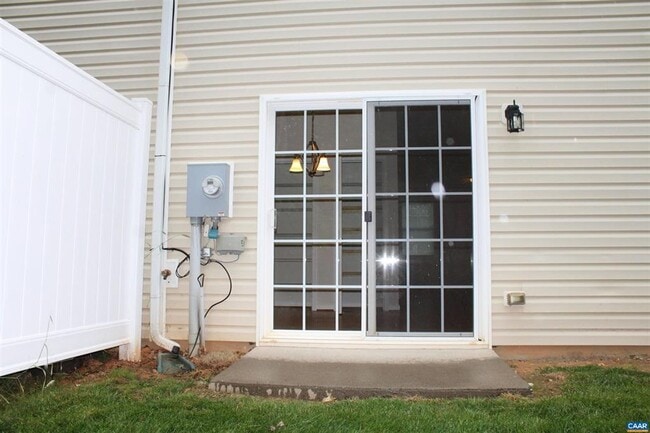 Building Photo - Two story townhouse w/ 3 bedrooms,2.5 baths