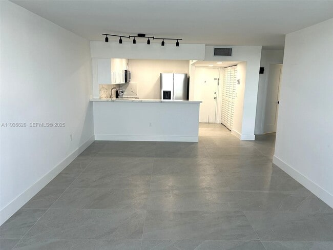 Foto del edificio - 7928 West Dr