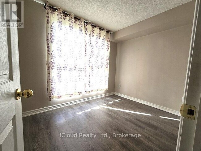 Photo du bâtiment - 8351 McLaughlin Rd S