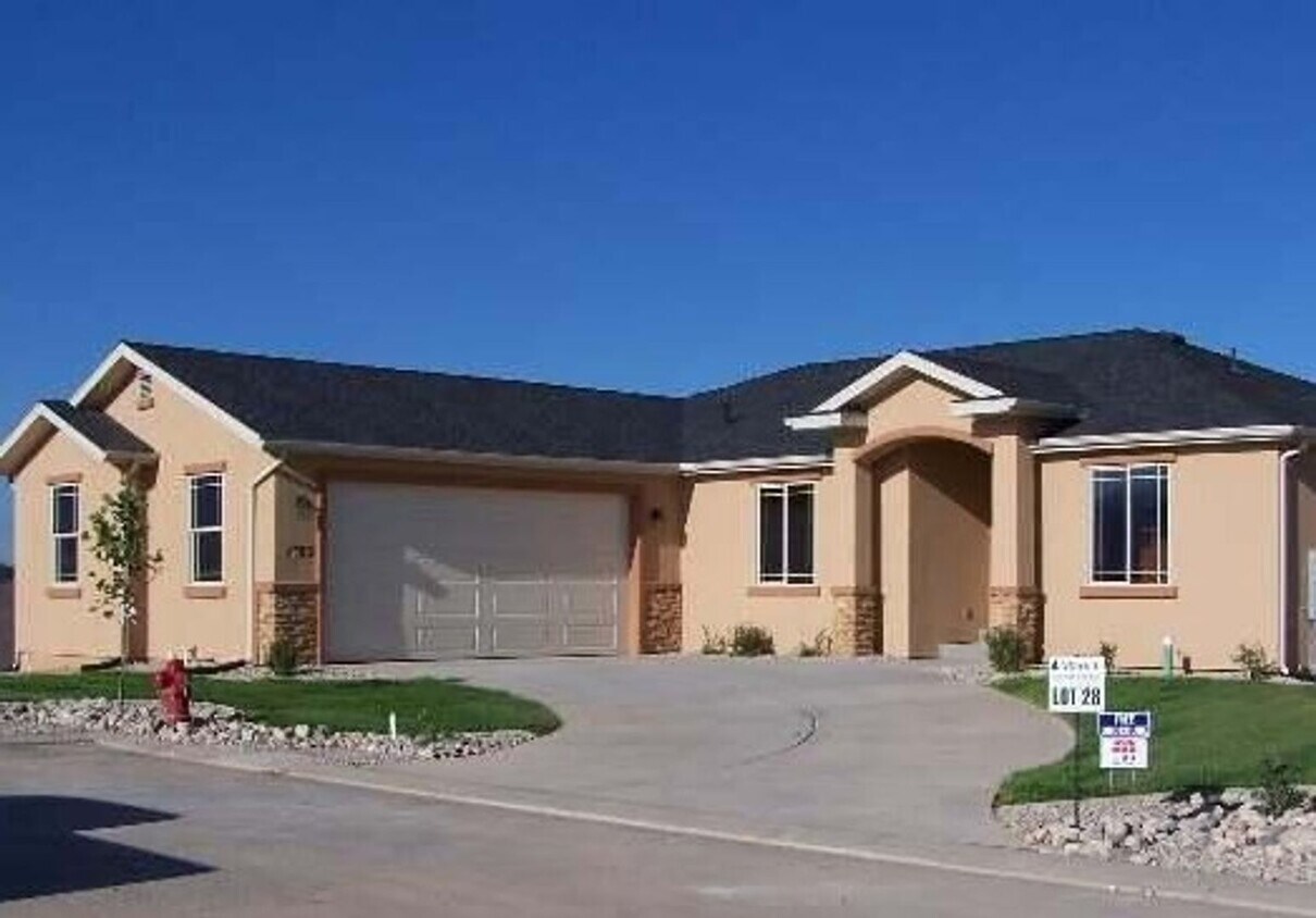 Foto principal - 5 bedroom, 3 bath Single Family Home