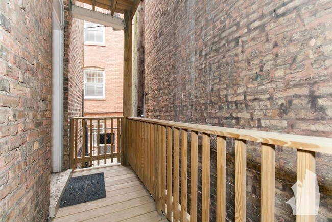 Building Photo - 628 W Roscoe St
