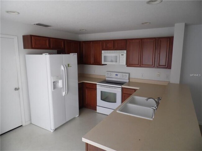 Building Photo - Available November 1st! Charming 3/2.5 tow...