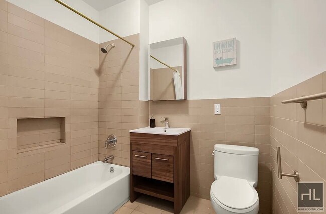 Building Photo - Beautifully renovated 3 three-bed, 2 bath ...