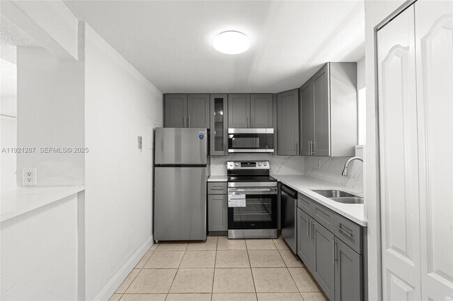 Foto del edificio - 4215 N University Dr