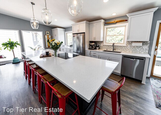 Building Photo - 4 br, 3.5 bath House - 1060 Golden Hills Road