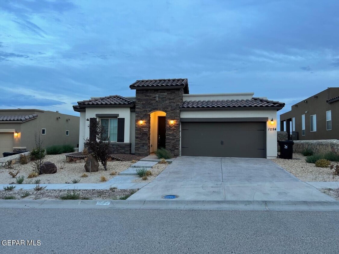 Primary Photo - 1094 Jade Hill Ave