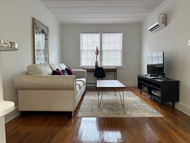 Building Photo - $999 - Charming Furnished Single-Family Un...