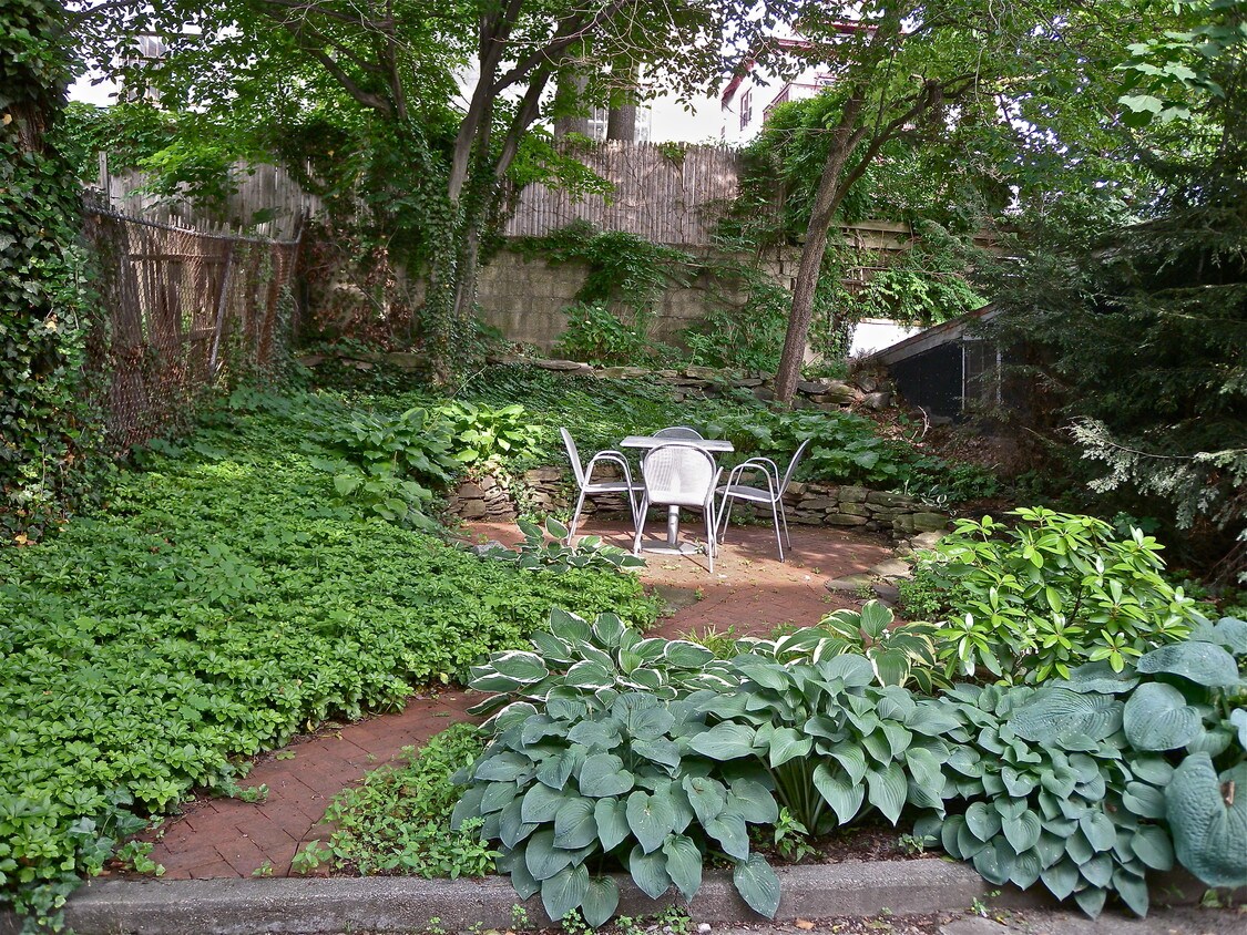 Shared garden with patio - 20 N Astor St