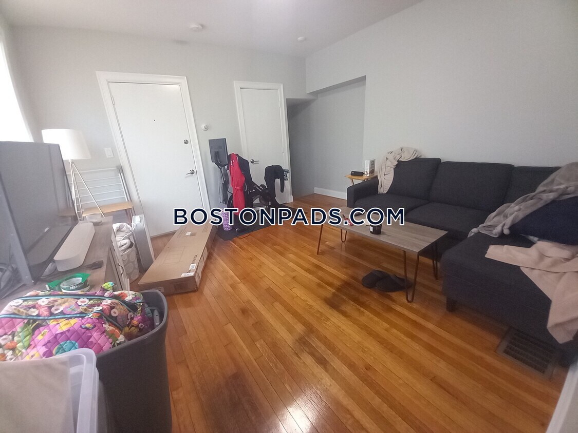 100 Bacon St Unit 1, Waltham, MA 02451 Room for Rent in Waltham, MA