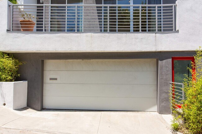 Building Photo - 3907 De Longpre Ave