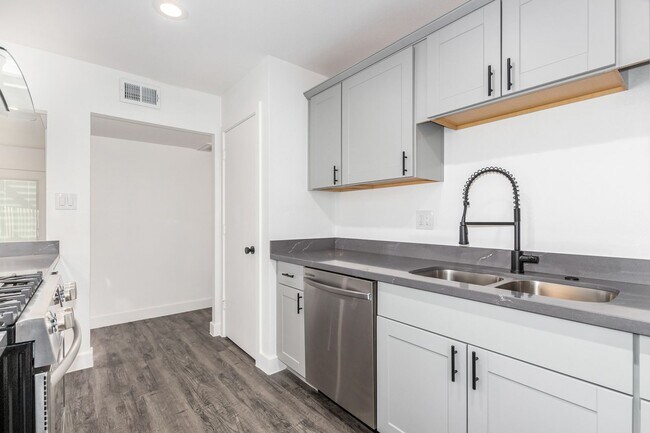 Building Photo - North Mountain Home