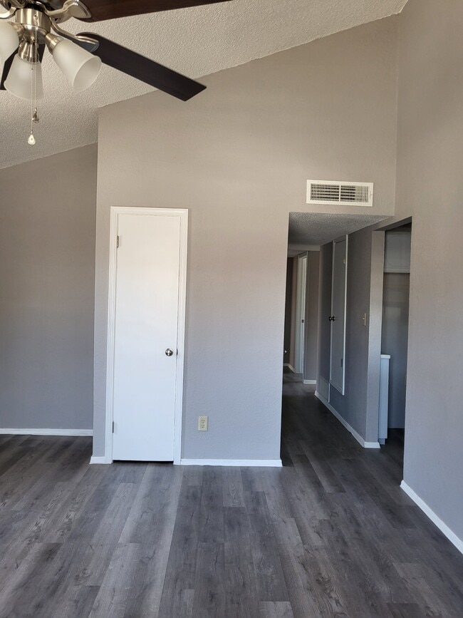 Building Photo - 1517 Prado Del Sol Dr