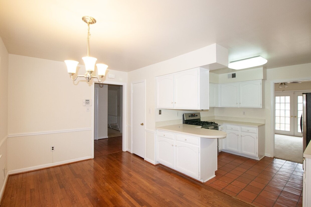 Primary Photo - Fantastic 5Bd/3Bth Brick Home - Available ...