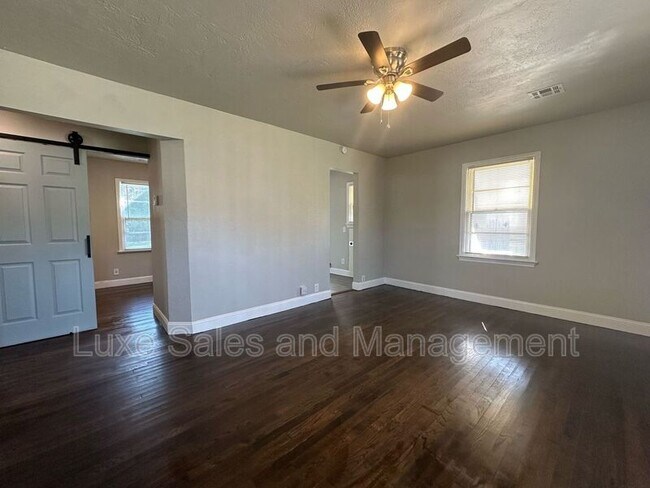 Building Photo - 406 Elm St