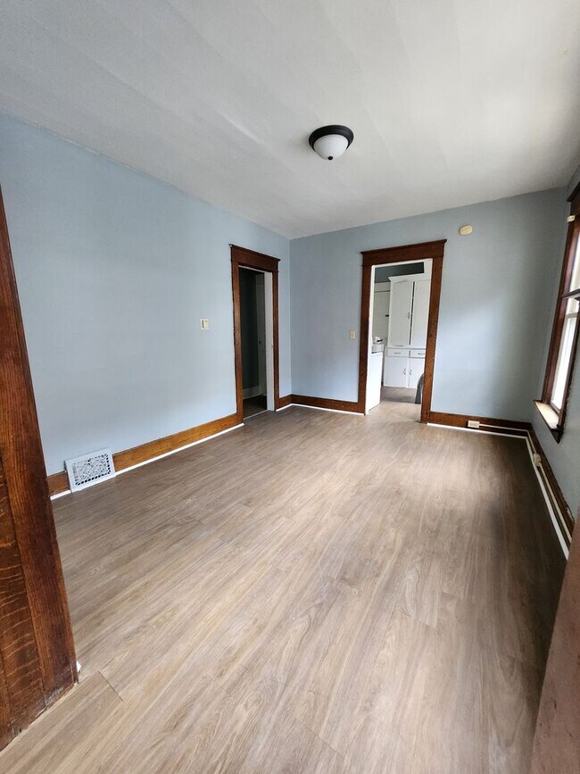 Foto del edificio - Upper 2 bedroom unit