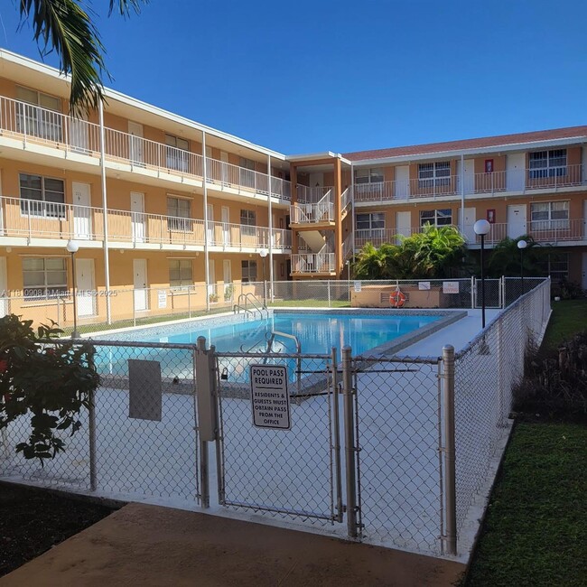 Foto del edificio - 3881 W Flagler St