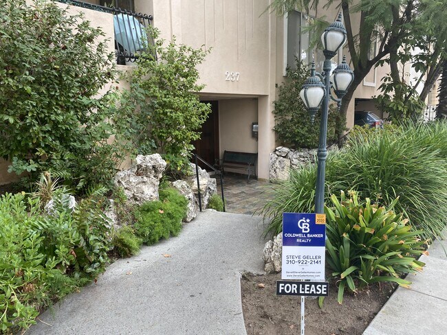 Foto del edificio - 237 N Almont Dr