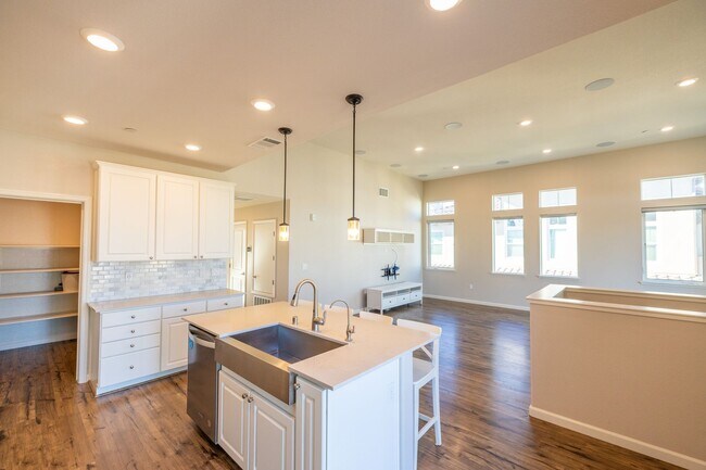 Foto del edificio - Beautiful two bedroom on Communication Hil...