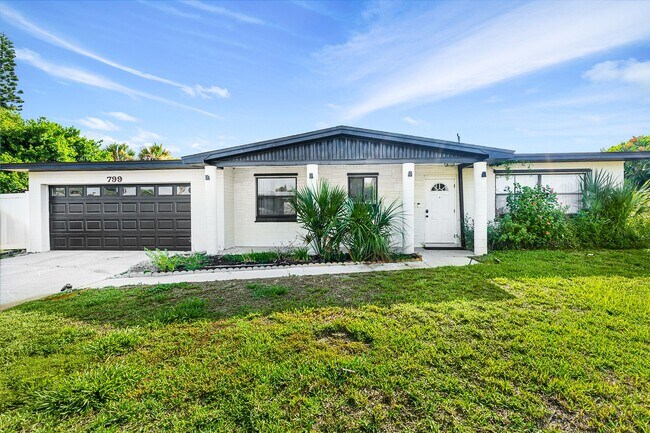 Building Photo - Beachside Home Located a Block from the Beach