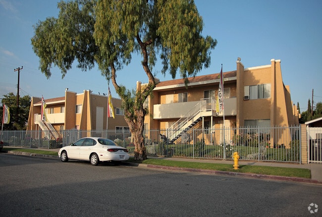 Building Photo - Lakewood Gardens