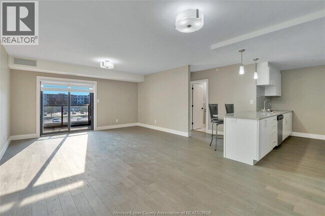 Photo du bâtiment - 2550 Sandwich W Pkwy