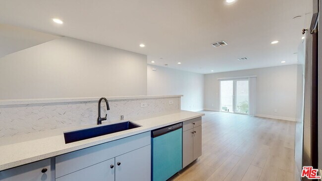 Foto del edificio - 1214 1/2 N Orange Dr