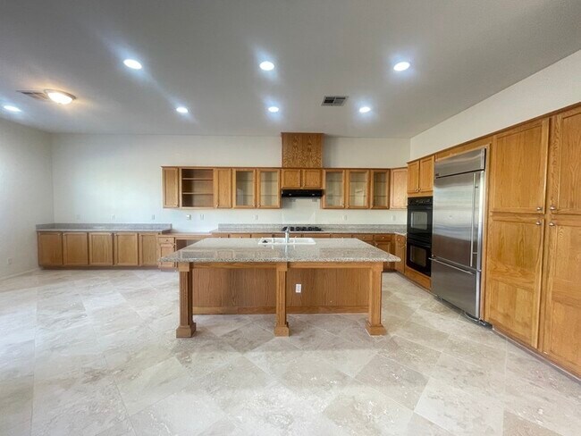 Foto del edificio - To schedule a viewing, call Wally Fellman ...