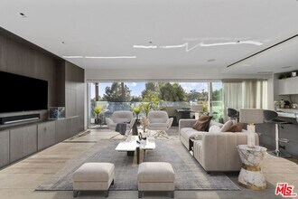 Building Photo - 838 N Doheny Dr