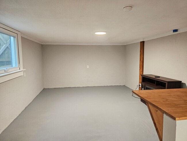 Building Photo - 1105 Crossland Ave