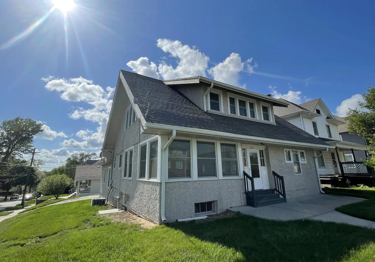 Primary Photo - 824 S 38th St