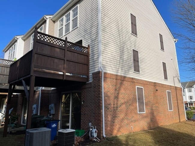 Foto del edificio - Brook Forest Townhome