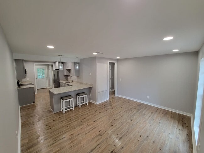 Building Photo - 922 E Magnolia Ave