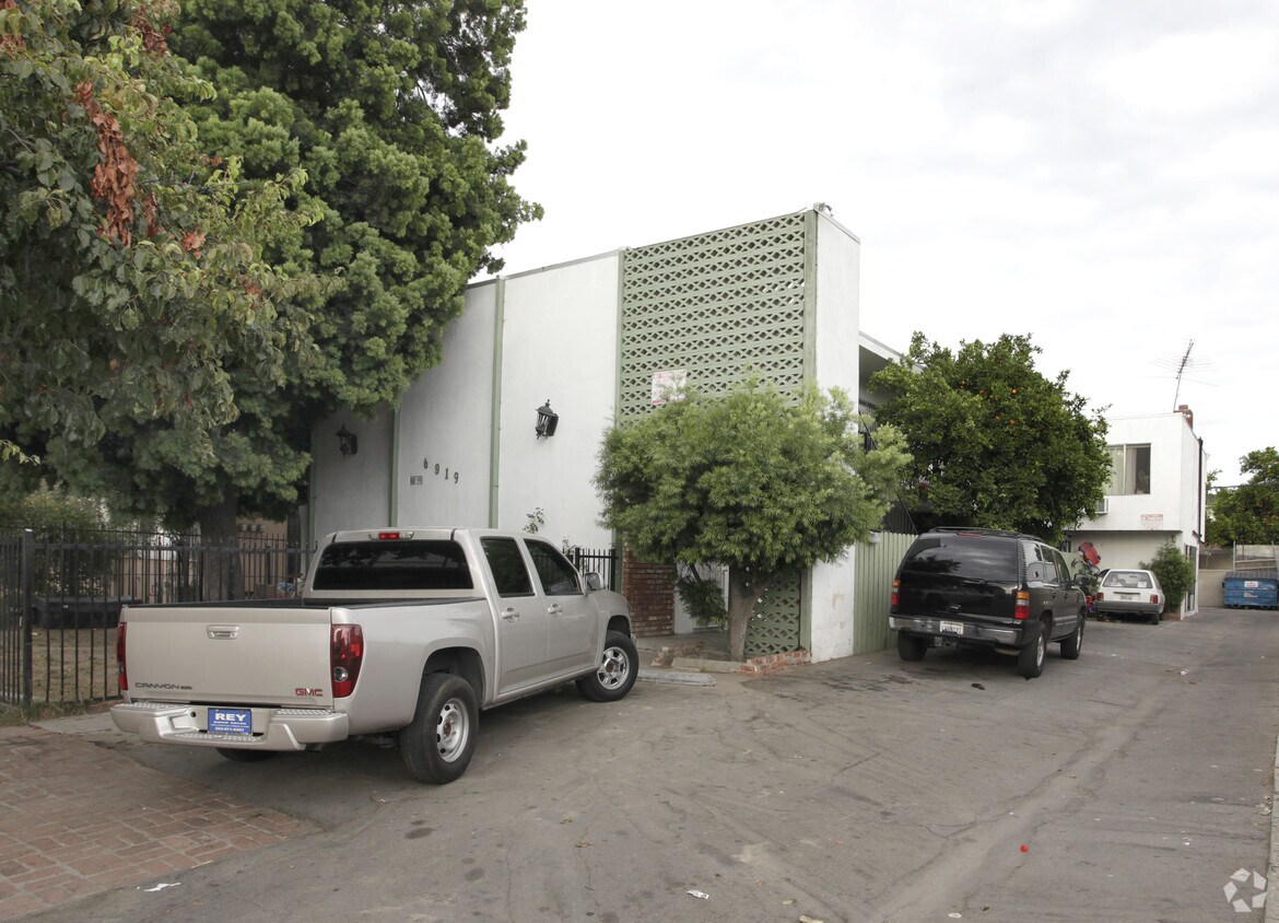 Foto principal - 6919 Simpson Ave