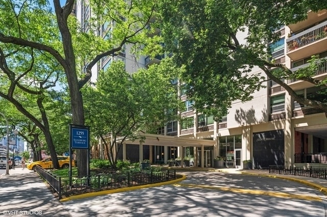 Foto del edificio - 1255 N Sandburg Terrace